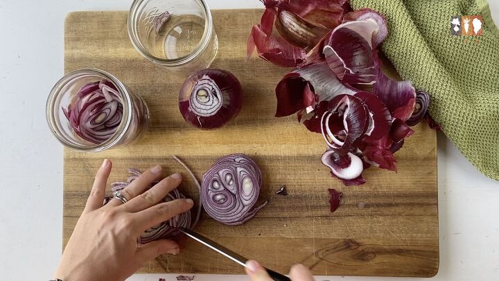 easy pickled red onions, Slicing the red onions