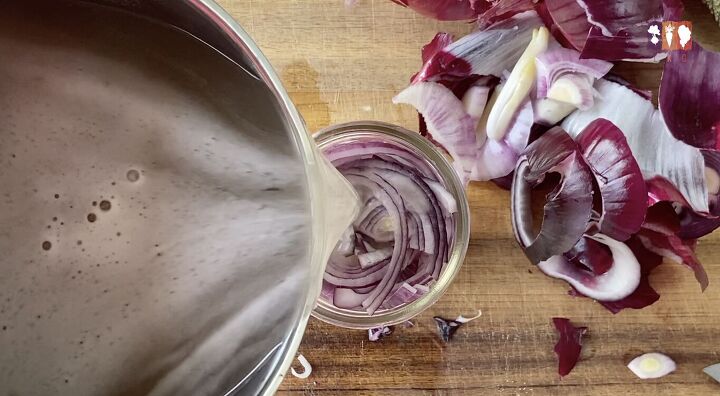easy pickled red onions, Pouring brine over sliced red onions