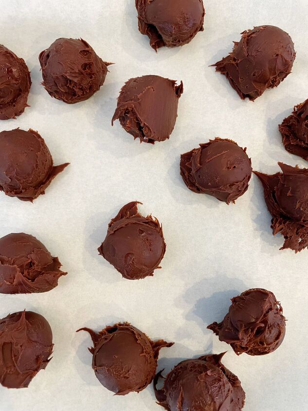 vegan chocolate truffles, Chocolate truffles scooped Ready to return to the refrigerator before rolling in toppings