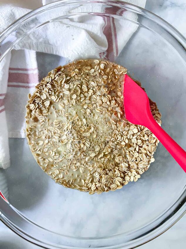 strawberry baked oatmeal, Pour the wet ingredients into the oat mixture