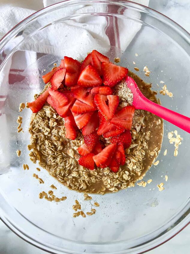 strawberry baked oatmeal, Stir in strawberries and almonds