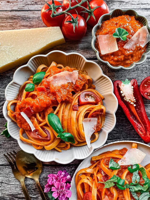 tagliatelle with red pepper sauce