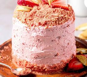 Easy Strawberry Crunch Cake