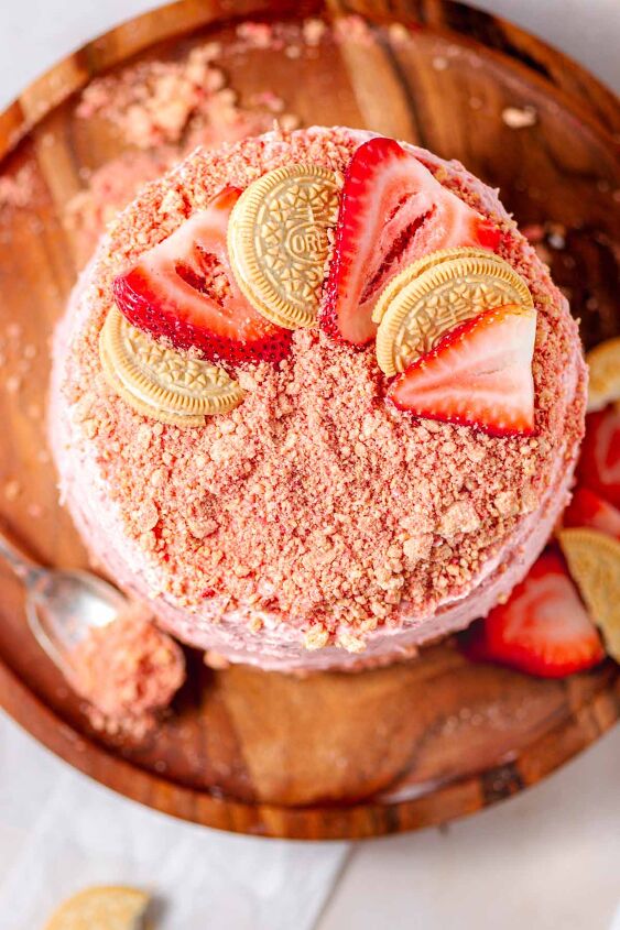 easy strawberry crunch cake with golden oreos