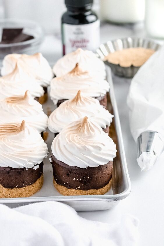 mini smores cheesecakes with vanilla bean marshmallow creme