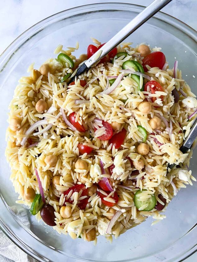 greek orzo salad with feta and chickpeas, Toss the ingredients in the Greek dressing