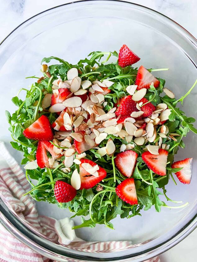 strawberry arugula salad with goat cheese and farro, Toss everything together