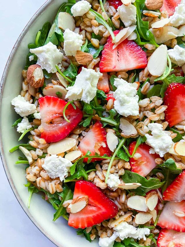 strawberry arugula salad with goat cheese and farro