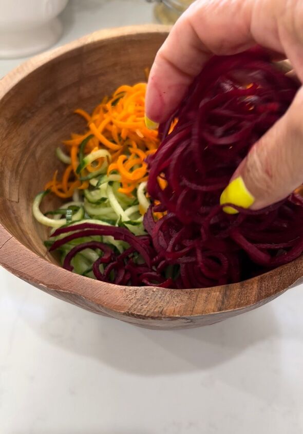 spiralized rainbow salad