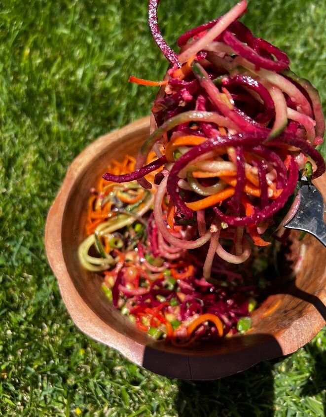 spiralized rainbow salad