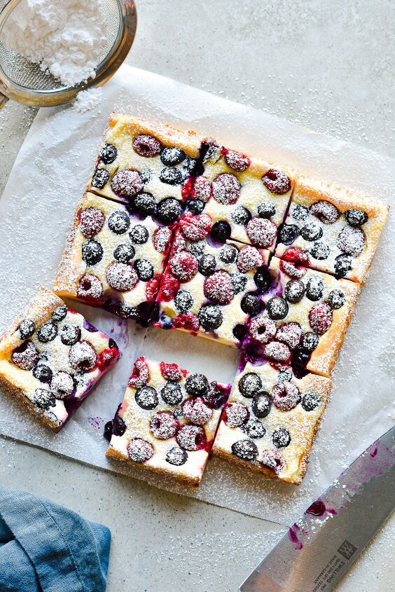 easy crustless yogurt cheesecake bars with berries