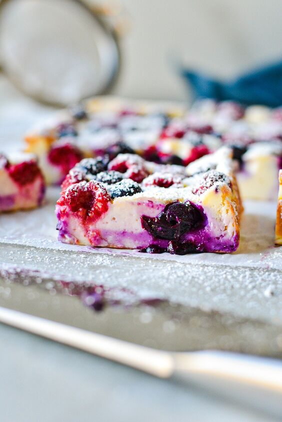 easy crustless yogurt cheesecake bars with berries