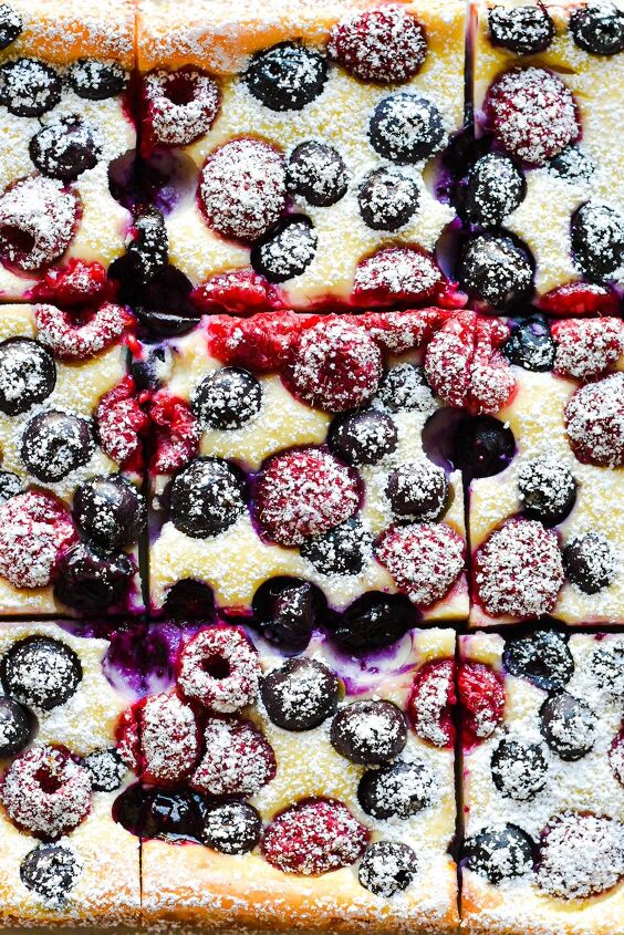 easy crustless yogurt cheesecake bars with berries