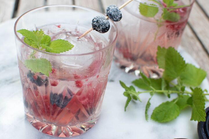 vodka berry smash cocktail