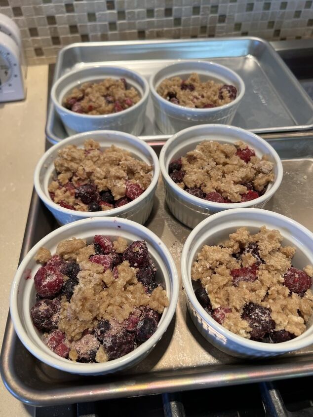 yummy and healthy berry crumble