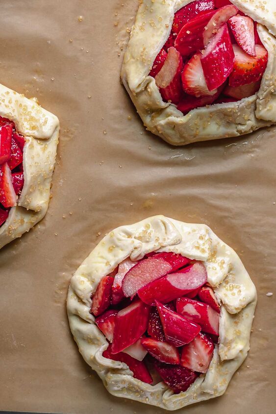 strawberry rhubarb tartlets, Top the pie crust with coarse sugar then bake
