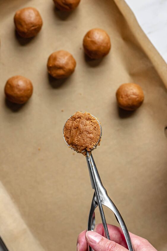 biscoff truffles, Scoop the dough into a 1 cookie scoop
