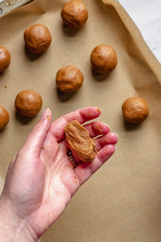 biscoff truffles, Squeeze it together a few times with your hands