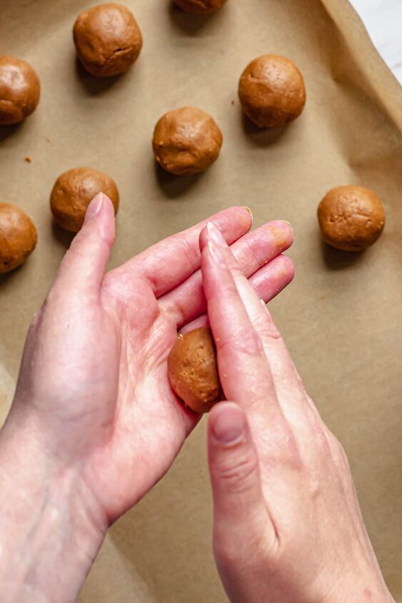 biscoff truffles, Roll the truffle into a ball
