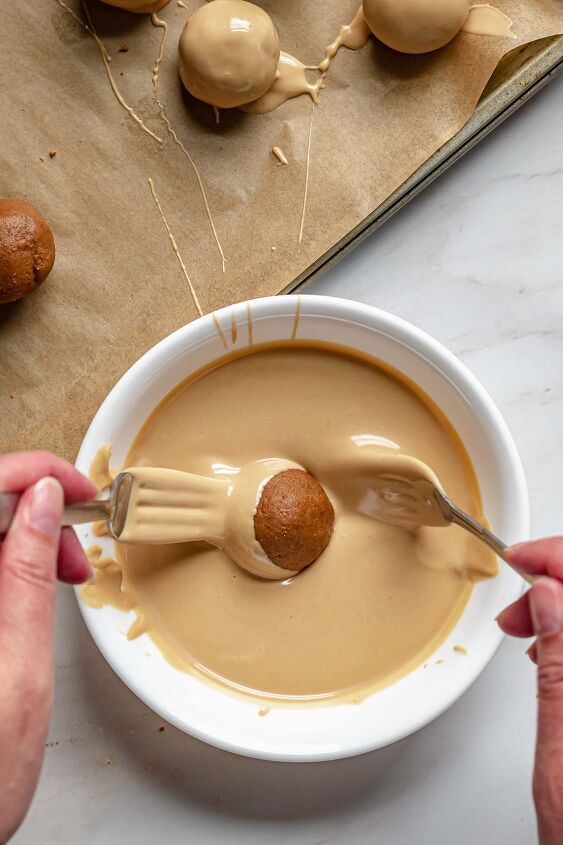 biscoff truffles, Use two forks to fully coat the truffles in chocolate