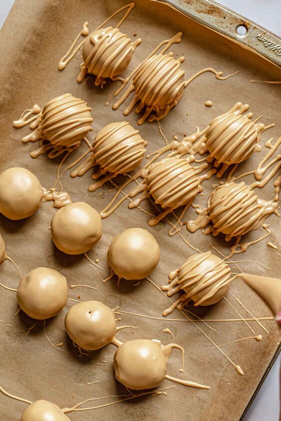 biscoff truffles, Once the chocolate is set drizzle excess chocolate on top