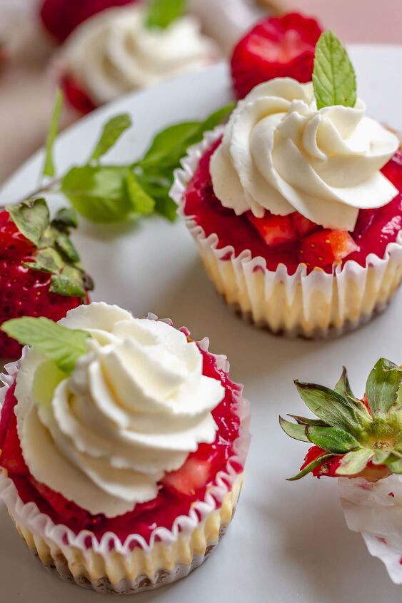mini strawberry cheesecake cups