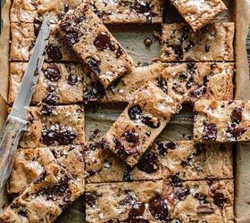 chewy browned butter blondies with chocolate chips