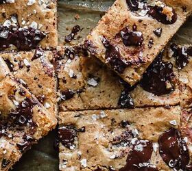 chewy browned butter blondies with chocolate chips