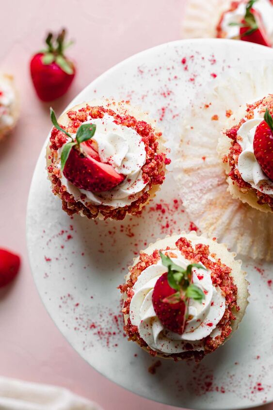 strawberry crunch cupcakes with strawberry filling