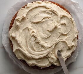carrot snack cake with cream cheese frosting, Spread the frosting to the edges