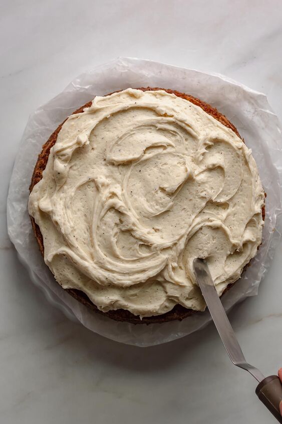 carrot snack cake with cream cheese frosting, Spread the frosting to the edges