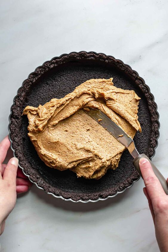 chocolate almond fig tart, Spread the almond butter filling into the cooled crust