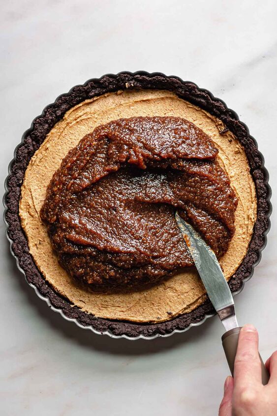 chocolate almond fig tart, Add the fig preserves on top of the almond butter layer