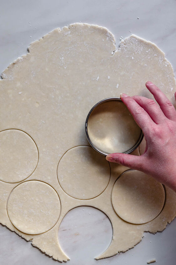mini lemon meringue tarts, Cut out rounds of dough using a cookie cutter