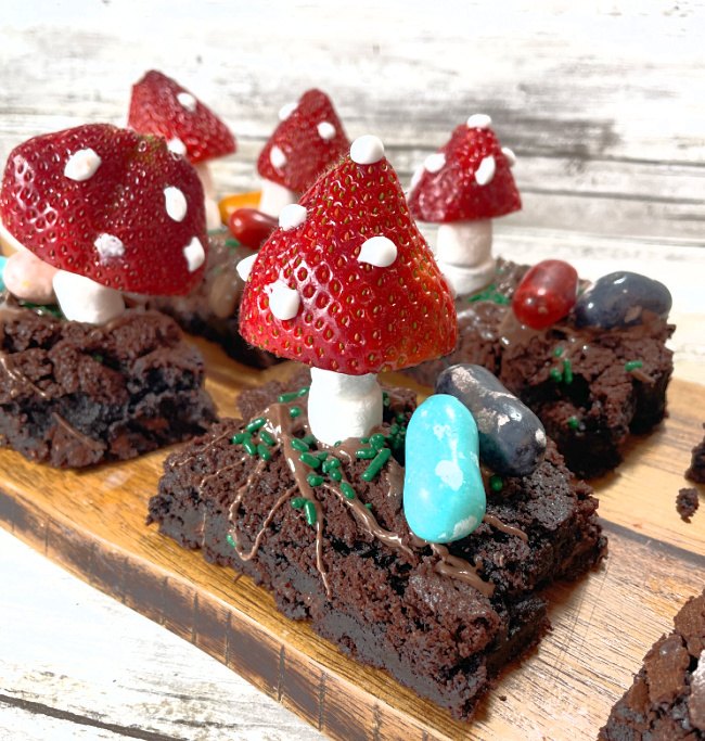 alice in wonderland party strawberry mushroom cookies