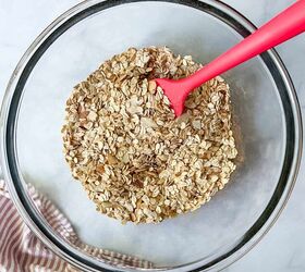 Combine the oats almonds and ground cinnamon