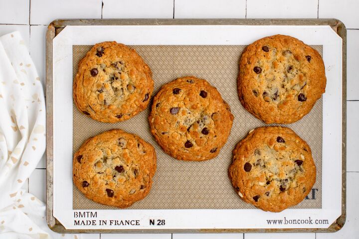 giant chocolate chip cookies