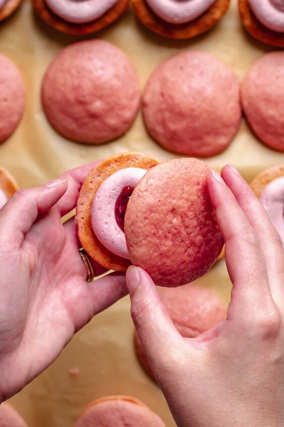 strawberry whoopie pies