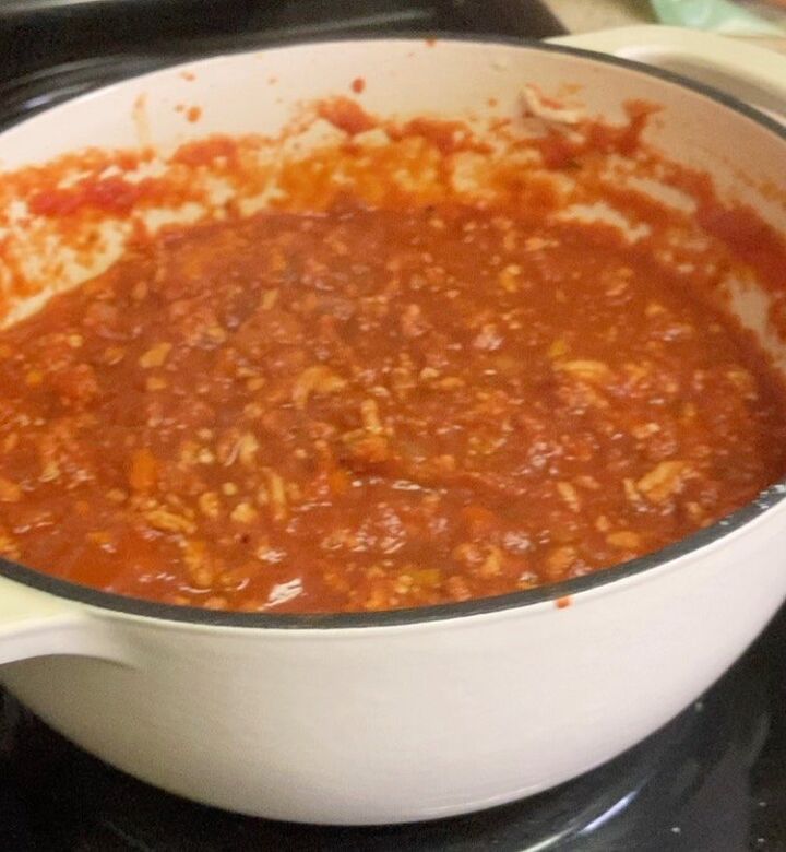 homemade spaghetti sauce with ground chicken