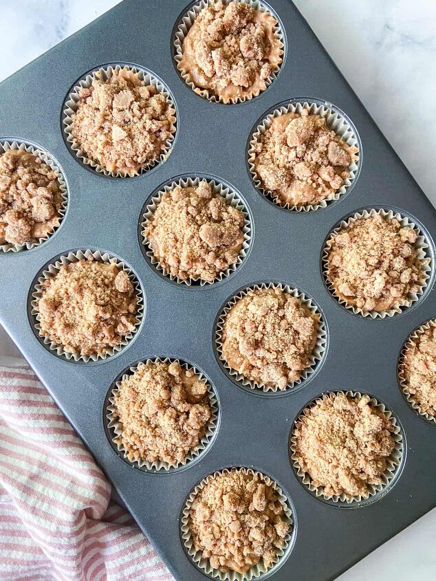 cinnamon streusel muffins, Scoop the muffin batter and top with streusel