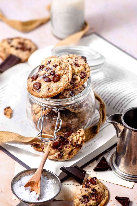 eggless chocolate chip cookies, eggless chocolate chip cookies in a jar