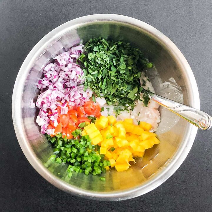 shrimp ceviche with mango, Add all the ingredients to a bowl