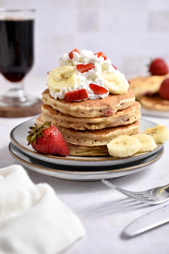 the best strawberry banana pancakes