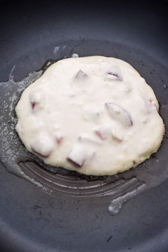 the best strawberry banana pancakes, Cook the pancakes
