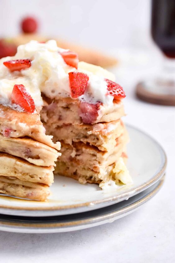 the best strawberry banana pancakes