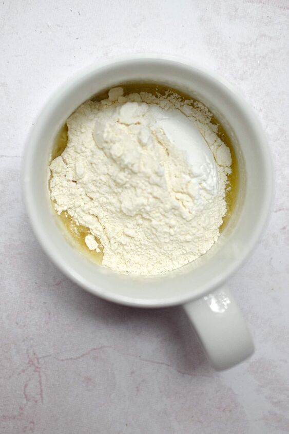 1 minute pancake in a mug, Spoon in the baking powder