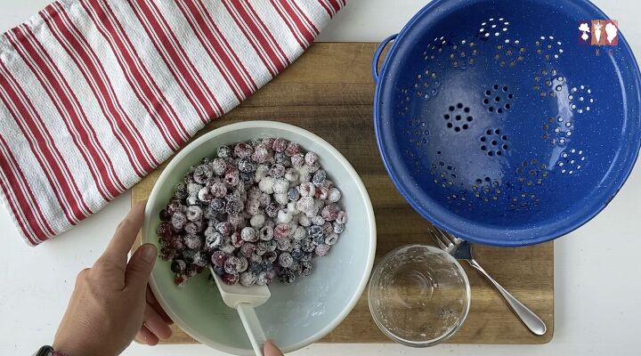 easy fresh raspberry crumble recipe, raspberries coated in sugar and cornstarch