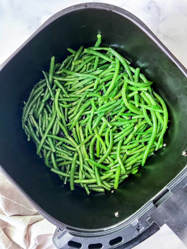 air fryer frozen green beans, Place the green beans in the air fryer basket and cook
