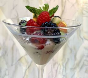 Make-Ahead Berry Yogurt Parfaits - Emily Bites