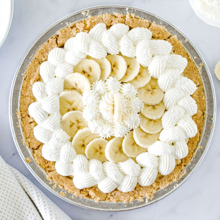 banana cream pie with a shortbread crust